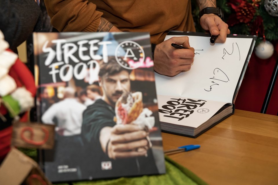 «STREET FOOD» Ακης Πετρετζίκης, εκδόσεις Ψυχογιός