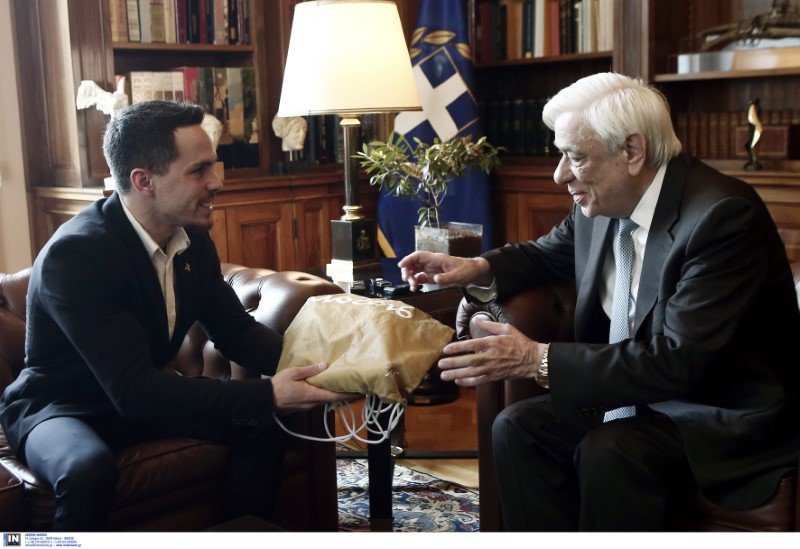 Το πολύτιμο δώρο που χάρισε ο Λευτέρης Πετρούνιας στον Προκόπη Παυλόπουλο -Φωτογραφία: Intimenews/ΤΖΑΜΑΡΟΣ ΠΑΝΑΓΙΩΤΗΣ