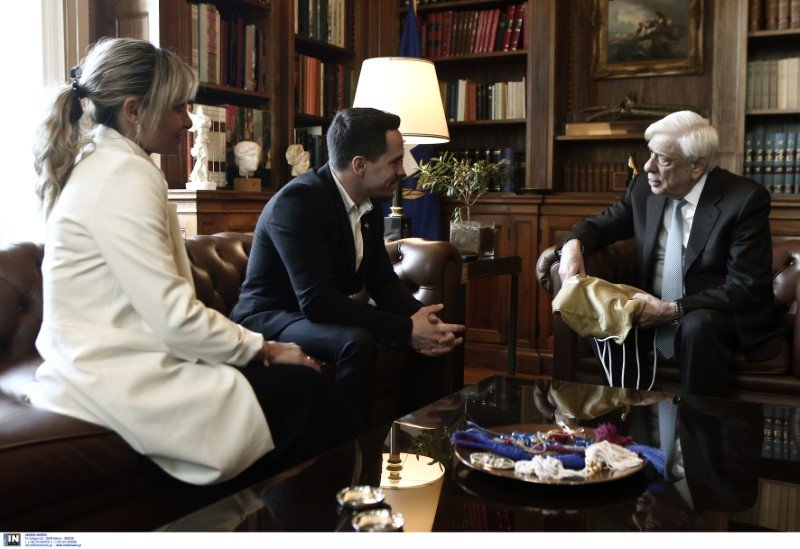 O Λευτέρης Πετρούνιας και η Βασιλική Μιλλούση στον Προκόπη Παυλόπουλο -Φωτογραφία: Intimenews/ΤΖΑΜΑΡΟΣ ΠΑΝΑΓΙΩΤΗΣ