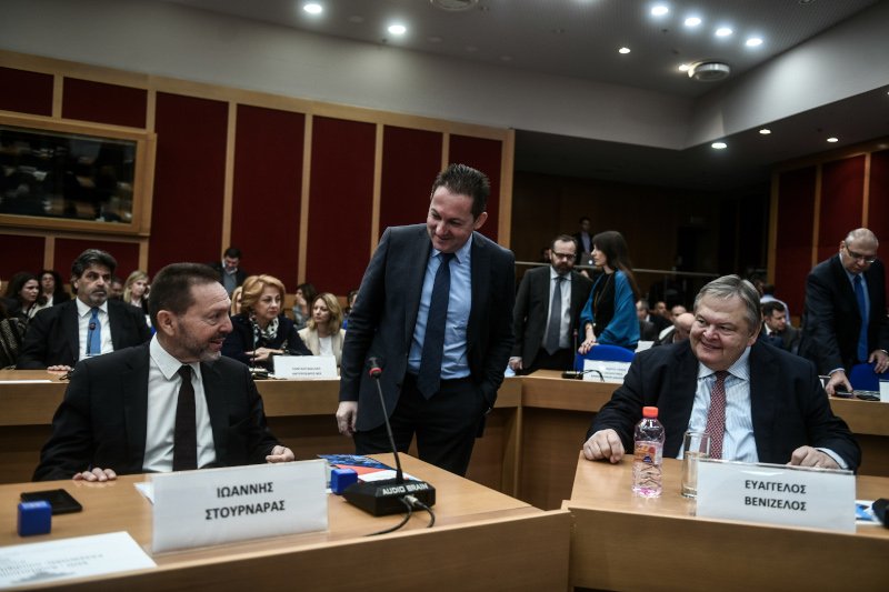 Ο διοικητής της τράπεζας της Ελλάδος, Γιάννης Στουρνάρας, ο κυβερνητικός εκπρόσωπος Στέλιος Πέτσας και ο Ε. Βενιζέλος