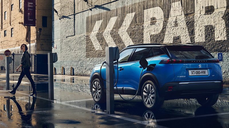 Η συστοιχία μπαταριών υποστηρίζει ένα ταχυφορτιστή 100 kW, ο οποίος «γεμίζει» την μπαταρία στο 80% μέσα σε 30 λεπτά. 