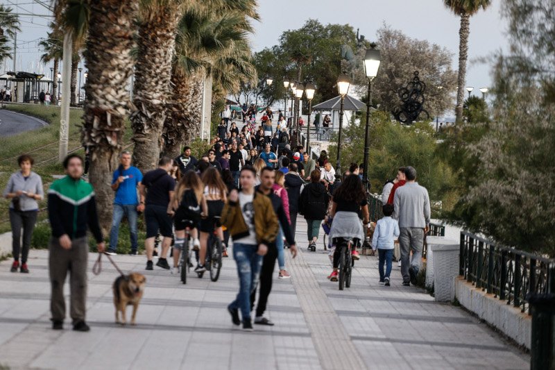 Κόσμος περπατά στον Φλοίσβο