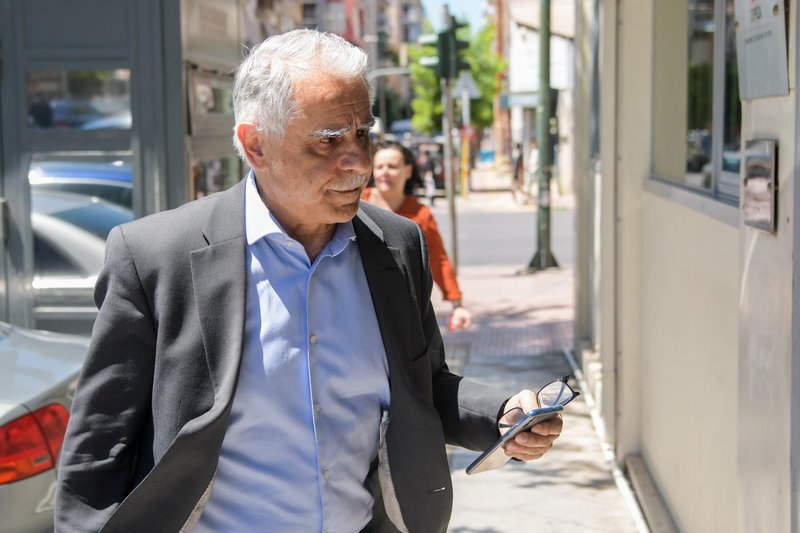 Ο Γιάννης Μπαλάφας με σφιγμένα χείλη μπαίνει στα γραφεία του ΣΥΡΙΖΑ