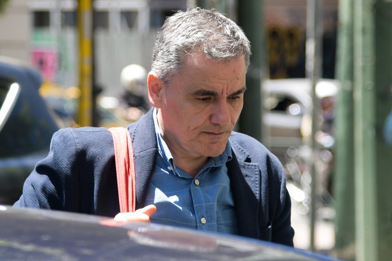 Ο Ευκλείδης Τσακαλώτος σκεπτικός προσέρχεται στο ΠΓ του ΣΥΡΙΖΑ