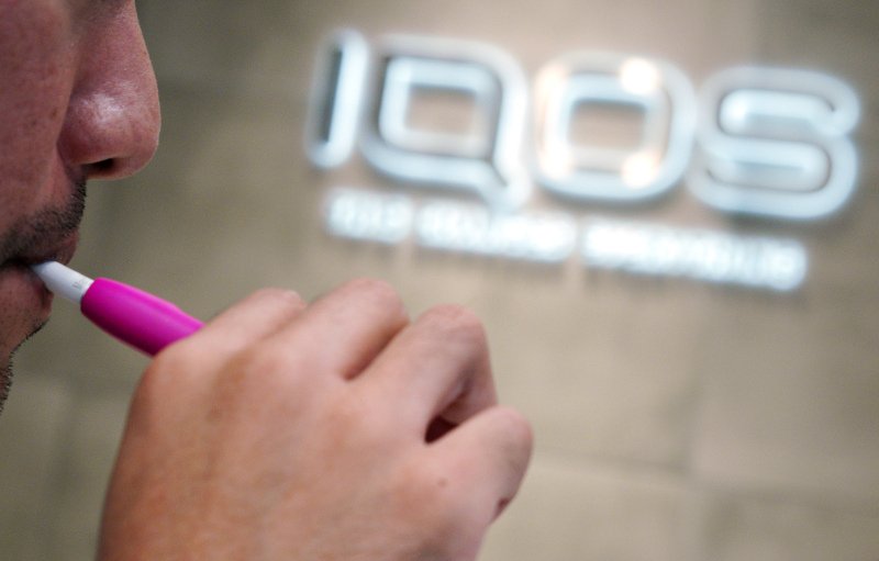 H συσκευή θερμαινόμενου καπνού IQOS, της Philip Morris
