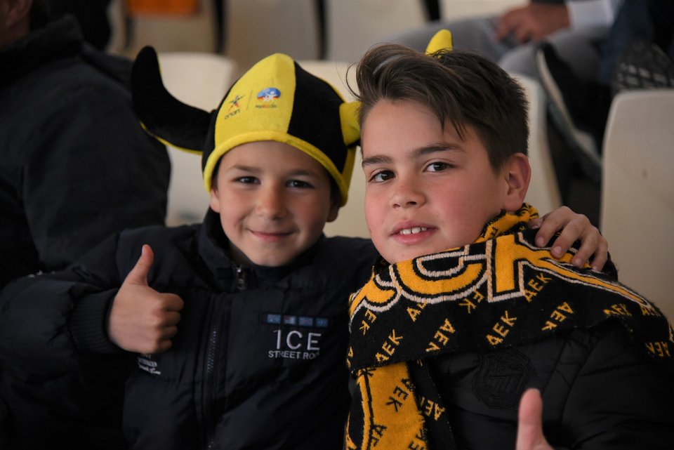 Δύο μικροί φίλαθλοι της ΑΕΚ