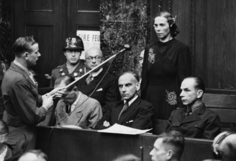 Η Inge Viermetz, η μόνη γυναίκα κατηγορούμενη που δικάζεται ενώπιον του Tribune 1 στις δίκες της RuSHA της Νυρεμβέργης, δηλώνει «όχι ένοχη» ως υπεύθυνη για το Lebensborn στη ναζιστική Γερμανία, το 1947