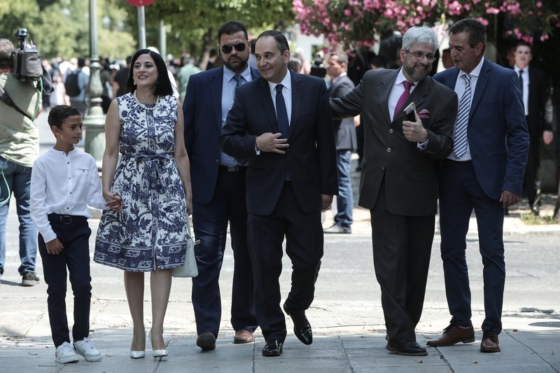 Ο υπουργός Ναυτιλίας Γιάννης Πλακιωτάκης συνοδευόμενος από τη σύζυγό του Αφροδίτη Δωρίτη