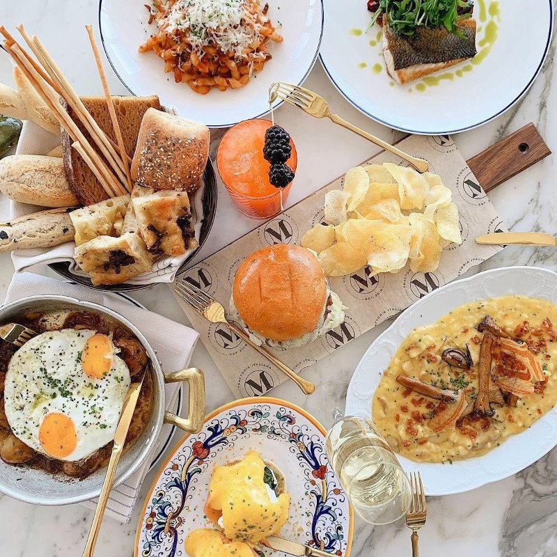 Steak and eggs, ριζότο με κολοκύθα και pancetta, σπιτικά bucatini all'amatriciana, αυγά Benedict