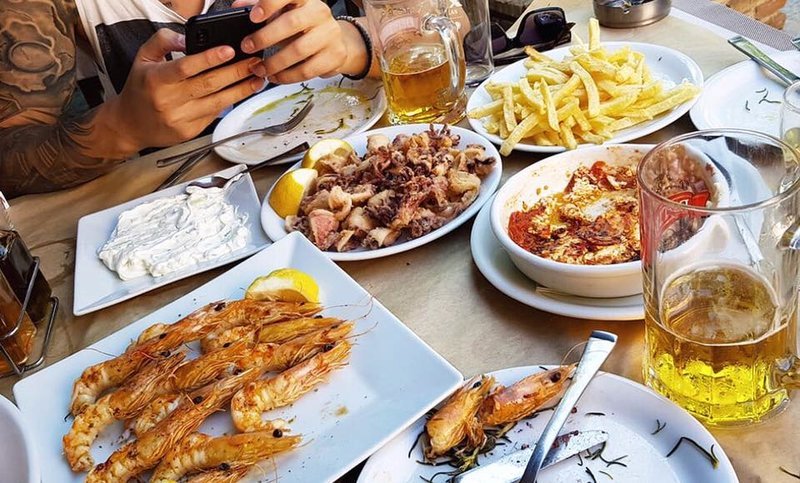 Τραπέζι με γαρίδες και καλαμαράκια