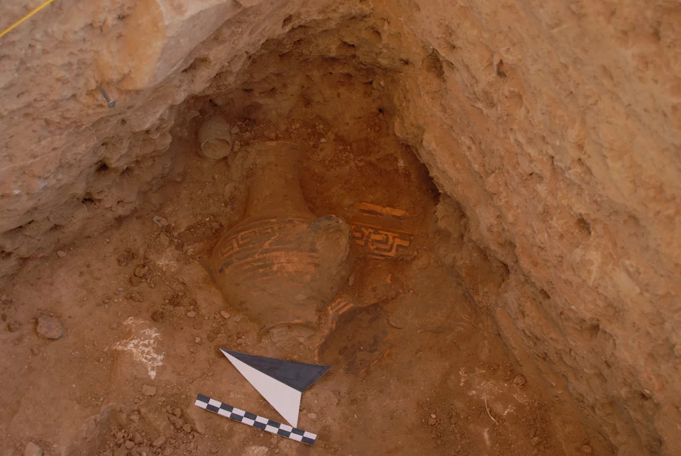 Αγγεία πόσεως (σκύfοι, κάνθαρος) και εκροής (αμφορίσκος) στο στρώμα με τα ίχνη καύσης και τα οστά ζώων, πιθανότατα υπολείμματα λατρευτικών δείπνων. 750-740 π.Χ.