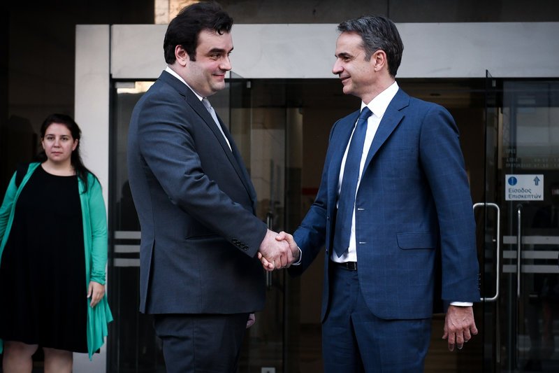 Χειραψία μεταξύ του Κυριάκου Μητσοτάκη και του Κυριάκου Πιερρακάκη