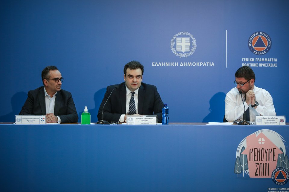 Σε ανακοινώσεις μέτρων για την πανδημία. «Ο κορωνοϊός βάζει έναν μεγεθυντικό φακό πάνω από αυτή την προσπάθεια και δρα σαν επιταχυντής. Απλώς τώρα η εκκρεμότητα έγινε αναγκαιότητα» λέει ο Πιερρακάκης / Φωτογραφία Eurokinissi Σωτήρης Δημητρόπουλος