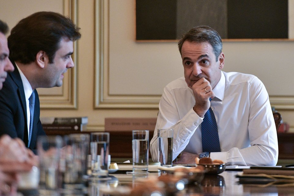 Ο γ.γ Τζωρτζακάκης έχει την ιδέα για το 13033 και τη συζητά με τον Πιερρακάκη, ο Πρωθυπουργός αξιολογεί θετικά και εγκρίνει την ιδέα, οι τρεις μεγάλοι τηλεπικοινωνικοί πάροχοι αμέσως συμφωνούν, οι μηχανικοί των παρόχων δουλεύουν με φρενήρεις ρυθμούς. Εφαρμόζεται σε λίγες ώρες / Φωτογραφία Eurokinissi Tατιάνα Μπόλαρη
