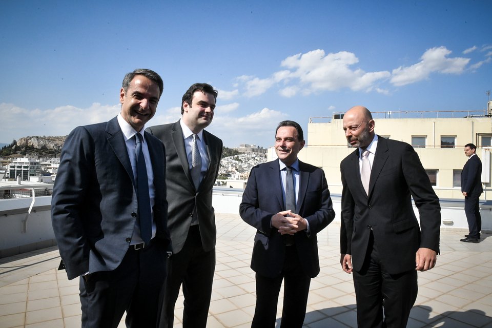 Ο Κυριάκος Μητσοτάκης και μέρος της task force στο Υπουργείο Ψηφιακής Διακυβέρνησης / Φωτογραφία Εurokinissi Τατιάνα Μπόλαρη