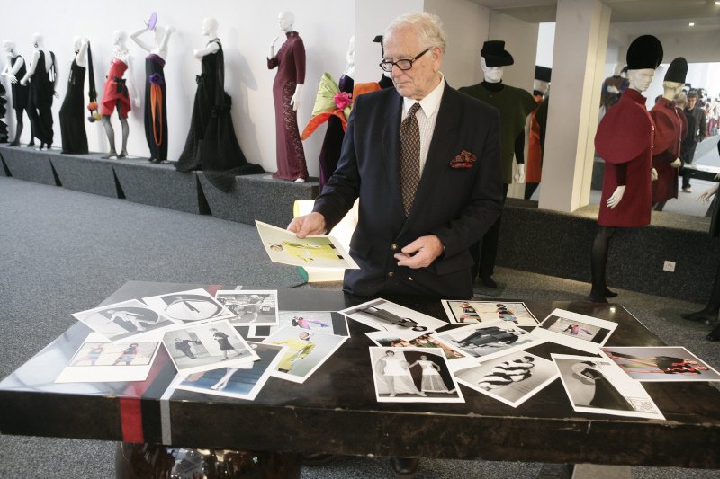 Ο Pierre Cardin στο ατελιέ του / Getty