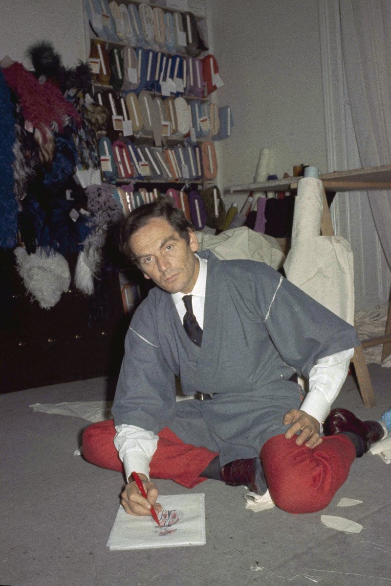 Pierre Cardin σχεδιάζει