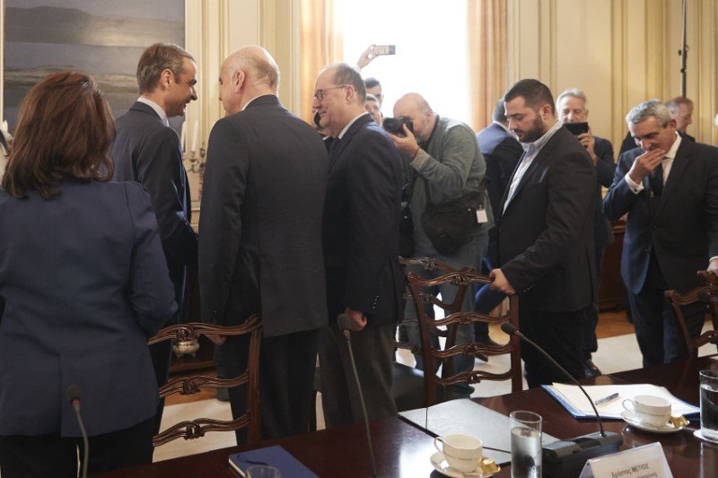 Πηγαδάκι Κυριάκου Μητσοτάκη με περιφερειάρχες