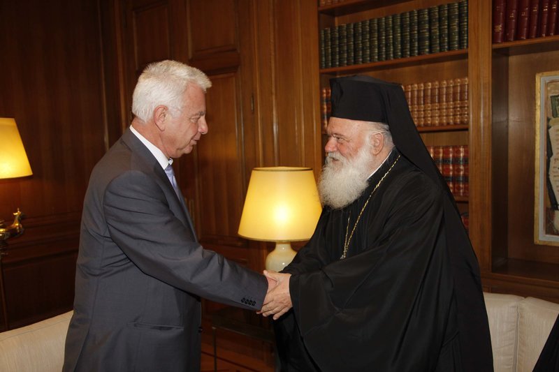 Ο Π. Πικραμμένος με τον Αρχιεπίσκοπο Ιερώνυμο στο Μαξίμου