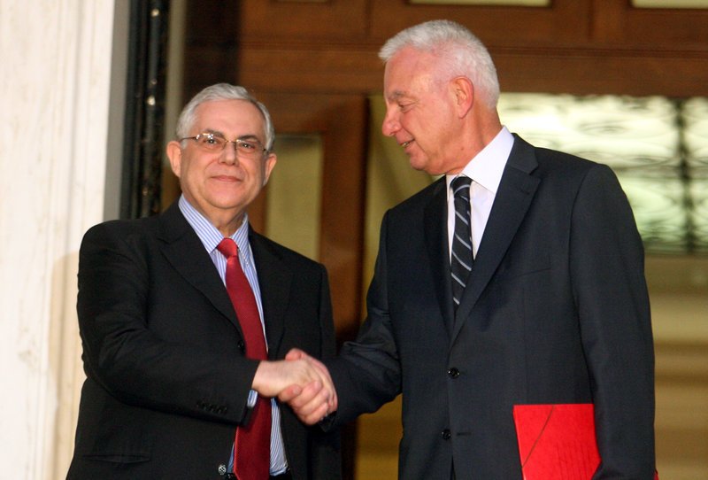 2012: Ο Παναγιώτης Πικραμμένος παραδίδει στον Λουκά Παπαδήμο