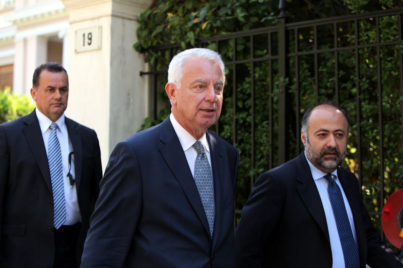 Ο Π. Πικραμμένος ως πρωθυπουργός έξω από το Μαξίμου. Δεξιά του ο εκπρόσωπος Τύπου Δ. Τσιόδρας