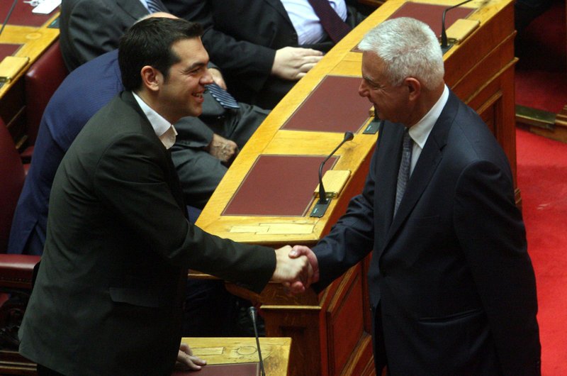 Ο Π. Πικραμμένος ως πρωθυπουργός δέχεται τα συγχαρητήρια του Αλ. Τσίπρα