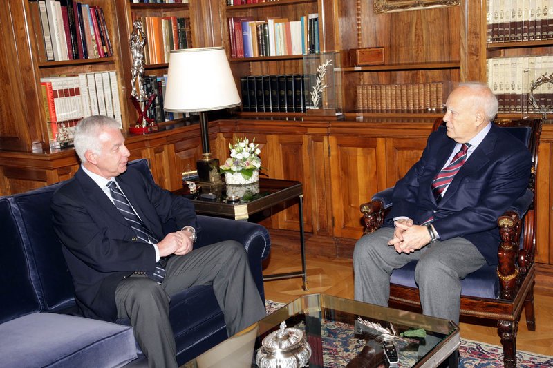 2009: Ο Παναγιώτης Πικραμμένος ως πρόεδρος του ΣτΕ με τον τότε ΠτΔ Κάρολο Παπούλια
