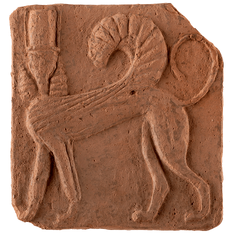 Πήλινο πλακίδιο από τον Αποθέτη 1 / Terracotta plaque from Deposit 1 © Γαλλική Σχολή Αθηνών, Πρόγραμμα Αναβλόχου, Χ. Παπανικολόπουλος/ French School at Athens, Anavlochos Project, Ch. Papanikolopoulos.