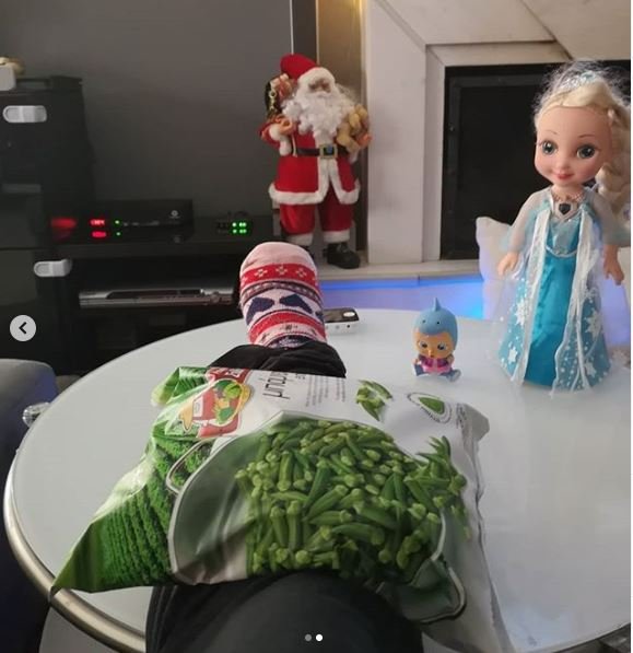 Η Πηνελόπη Αναστασοπούλου επιστράτευσε κατεψυγμένες μπάμιες για το χτυπημένο πόδι της