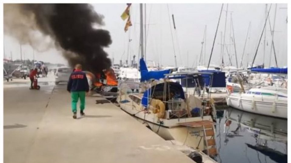 Σύμφωνα με το kallitheapress.gr , το σκάφος κάηκε ολοσχερώς, καθώς δεν λειτούργησαν τα μέτρα πυρόσβεσης στους πυροσβεστικούς σταθμούς.