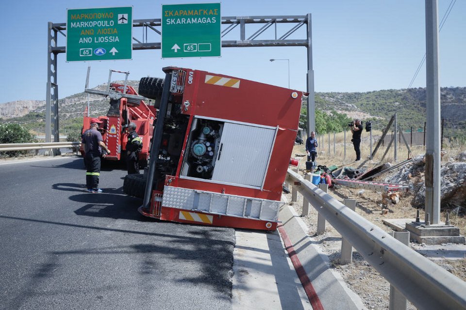 Το πυροσβεστικό όχημα που ανετράπη στη Λεωφόρο ΝΑΤΟ το απόγευμα του Σαββάτου