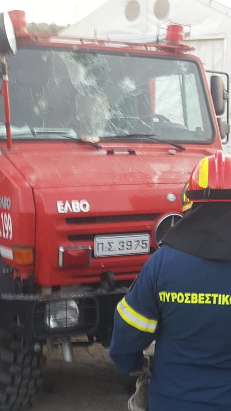 Σπασμένο το παρμπρίζ του πυροσβεστικου οχήματος