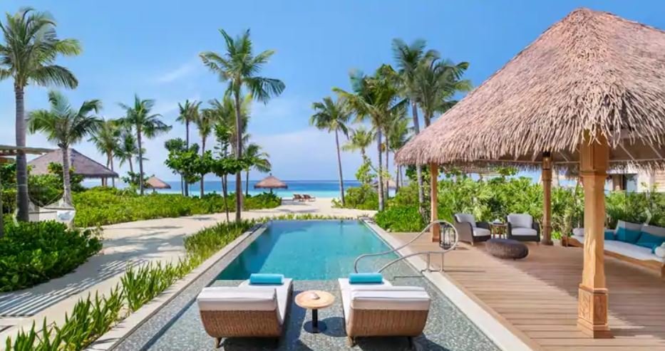 ξαπλώστρες με θέα τη θάλασσα