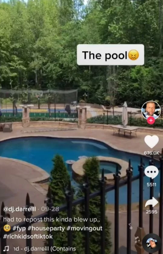 Μία από τις εντυπωσιακές πισίνες των νεαρών πλούσιων σταρ