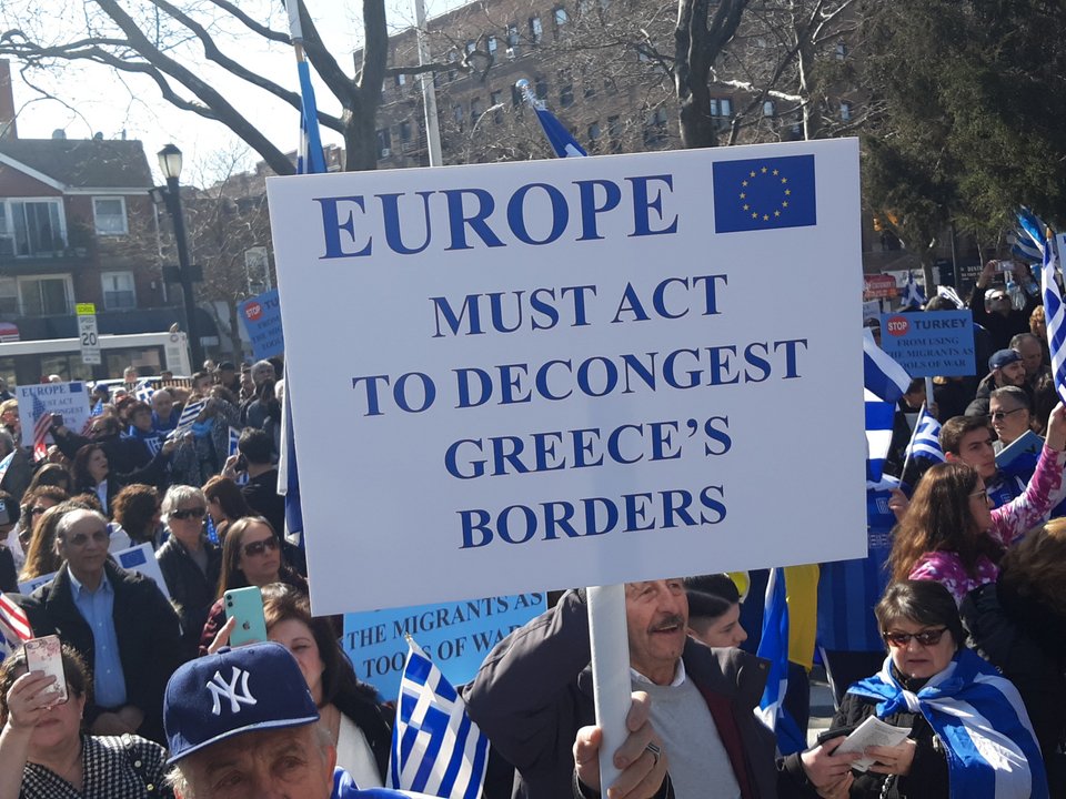 Με πλακάτ για την μεταναστευτική κρίση με μήνυμα προς την ΕΕ οι ομογενείς στους δρόμους