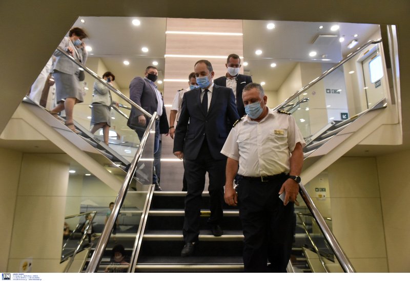 Ο Γιάννης Πλακιωτάκης στο εσωτερικό του «Νήσος Σάμος»/ Φωτογραφία: INTIME NEWS