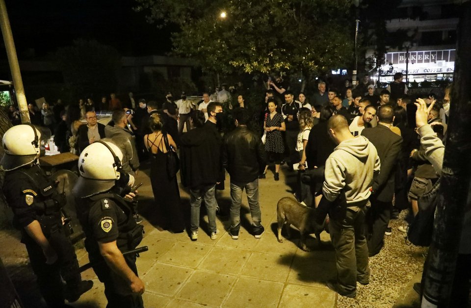 Κόσμος διαμαρτύρεται στα ΜΑΤ στην πλατεία Αγ. Ιωάννη στην Αγία Παρασκευή