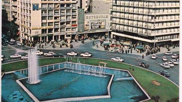 Η πλατεία Ομονοίας το 1964 -Δεξιά στον πρώτο όροφο του κτιρίου, η σκηνή του «Αντωνάκη» με τους φίλους του