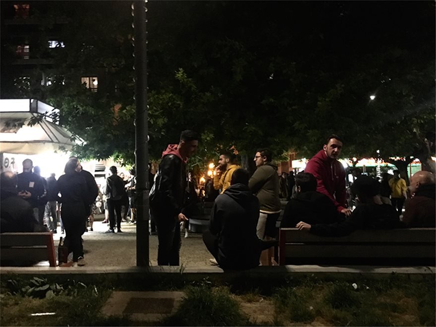 Κάτοικοι γέμισαν απόψε την πλατεία Βαρνάβα στο Παγκράτι