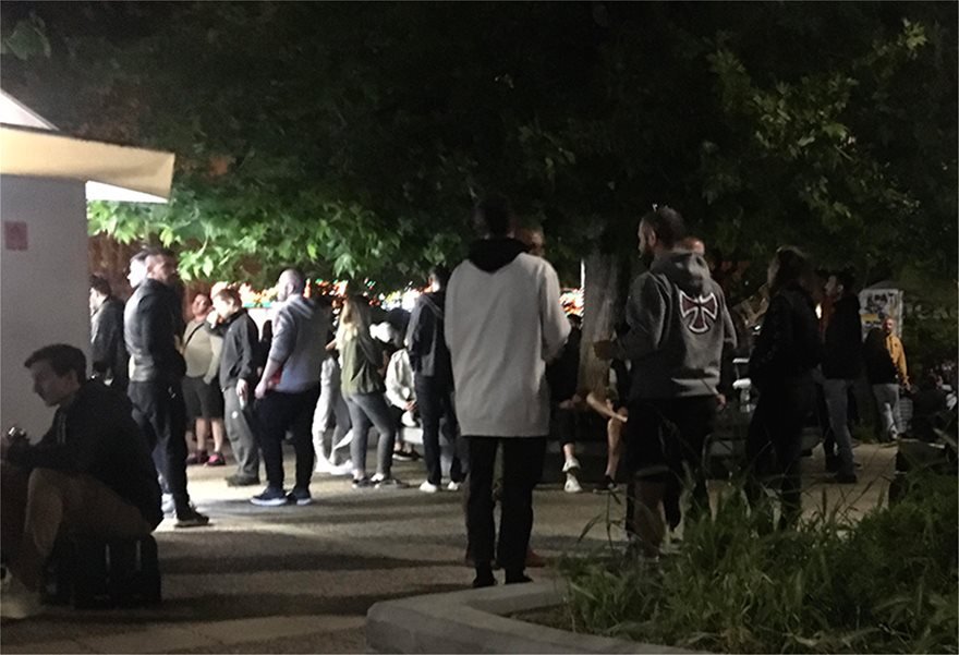 Αρκετός κόσμος απόψε στην πλατεία Βαρνάβα στο Παγκράτι