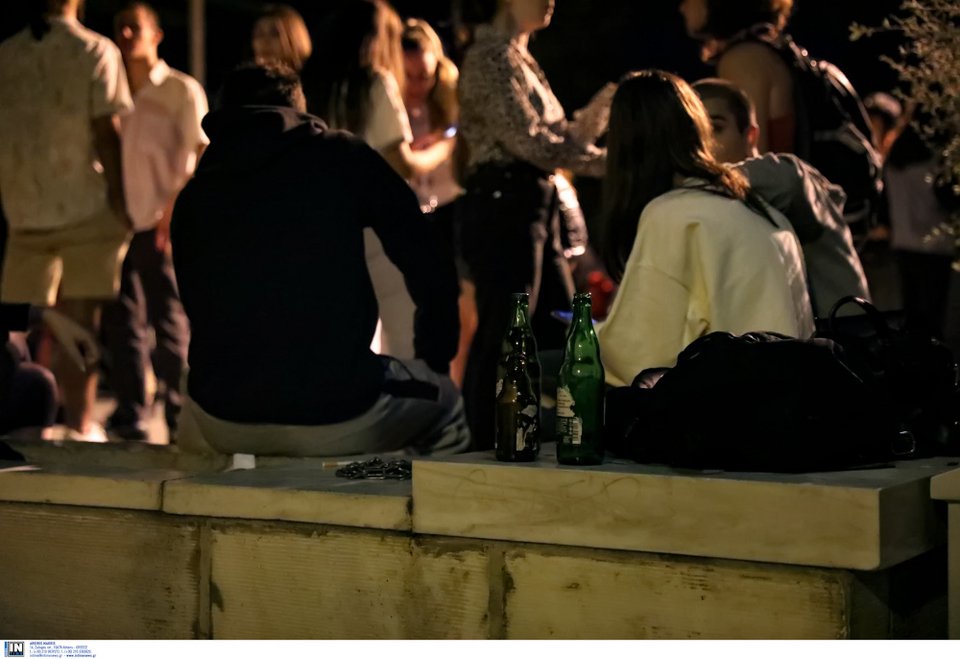 Σε άλλες πλατείες της Αττικής και χθες το βράδυ, πάντως, νεότεροι άνθρωποι, μετά το κλείσιμο των καταστημάτων στις 12, μαζεύτηκαν στις πλατείες για να συνεχίσουν το ποτό, την κουβέντα και τη διασκέδαση με τους φίλους τους, με αποτέλεσμα, σε πολλές περιπτώσεις να υπάρξει συνωστισμός, χωρίς να τηρούνται μέτρα, όπως αποστάσεις και μάσκες.