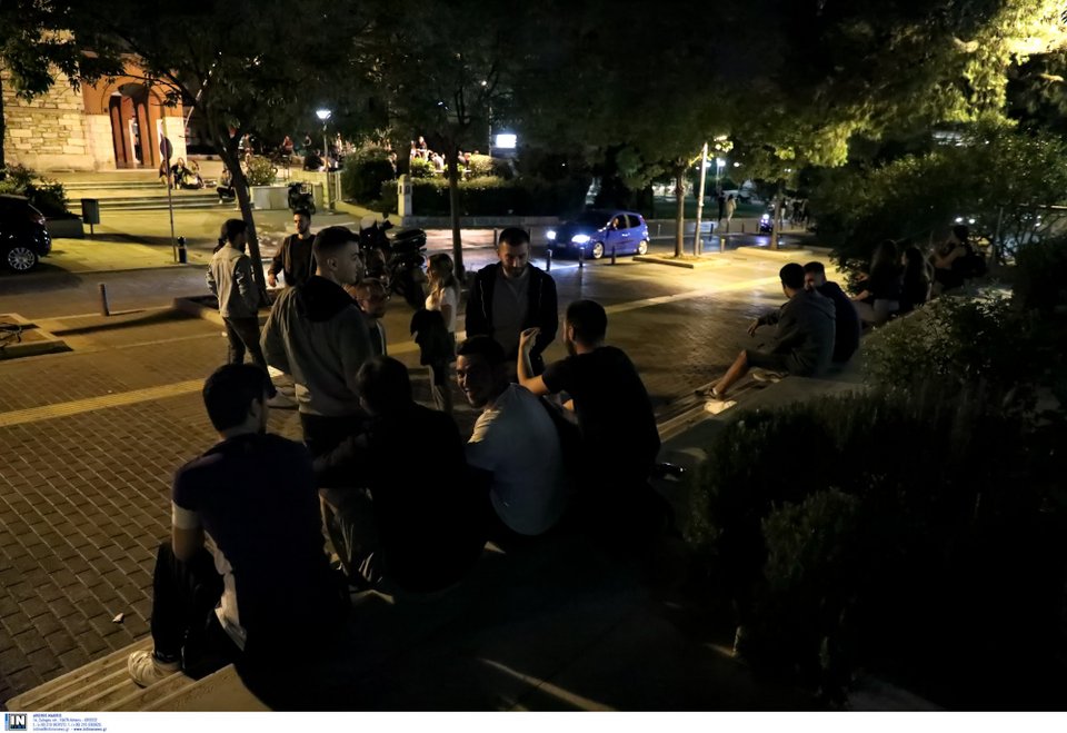 Κορωνοϊός: Τα περίπτερα έκλεισαν, οι πλατείες παρέμειναν γεμάτες
