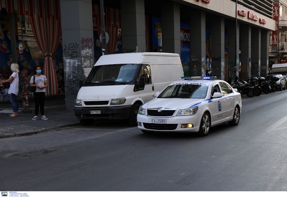 Κορωνοϊός: Οι πλατείες γέμισαν περιπολικά