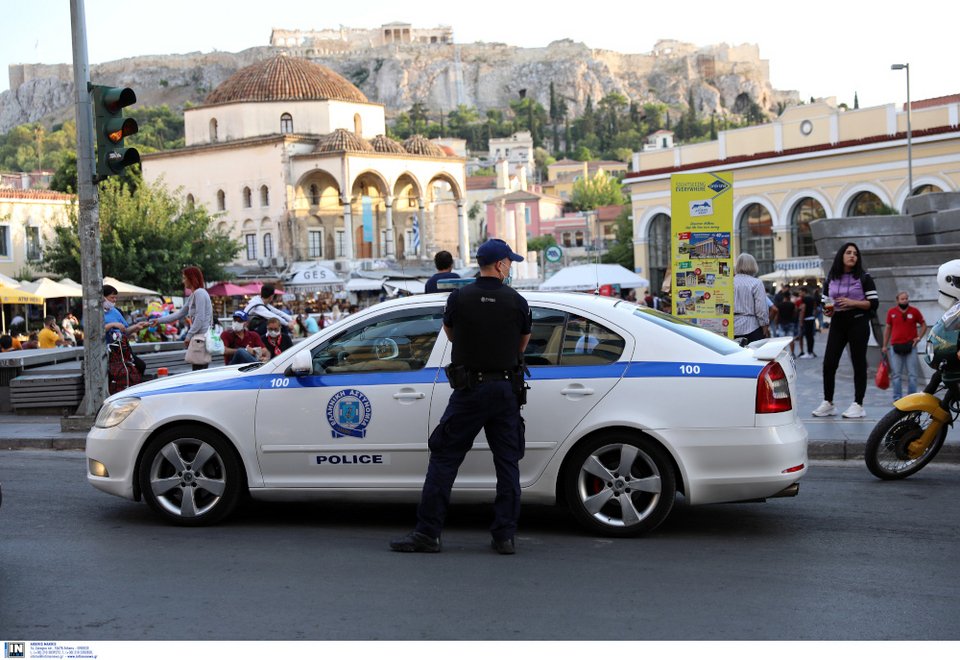 Κορωνοϊός: Οι πλατείες γέμισαν περιπολικά