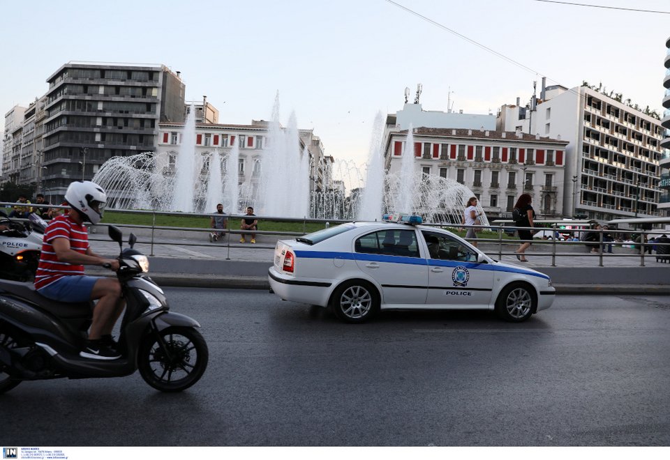 Κορωνοϊός: Οι πλατείες γέμισαν περιπολικά