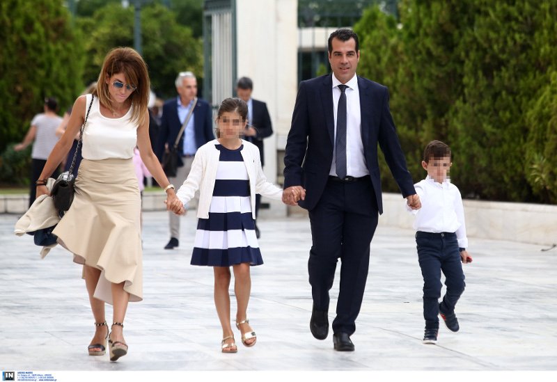 Ο Θάνος Πλεύρης με την οικογένειά του