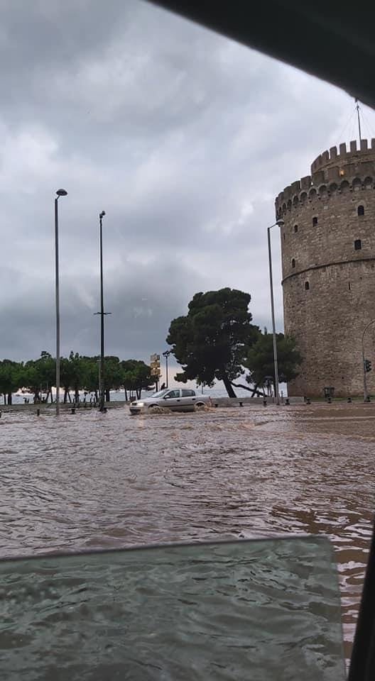 «Ποτάμια» οι δρόμοι στη Θεσσαλονίκη/ Φωτογραφία: iefimerida