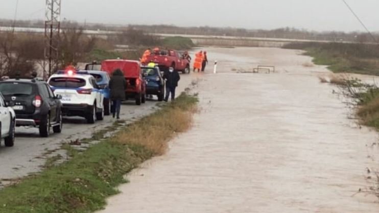 Ερευνες της πυροσβεστικής σε πλημμυρισμένη περιοχή στον Εβρο