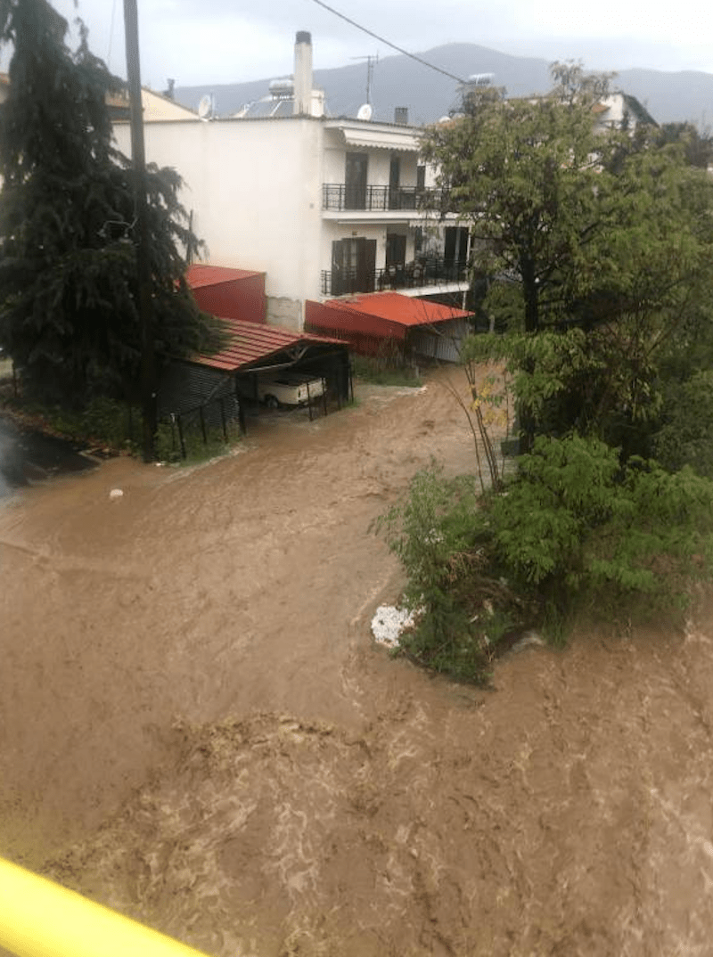 Οι δρόμοι έχουν πλημμυρίσει / Φωτογραφία: kavalanews.gr