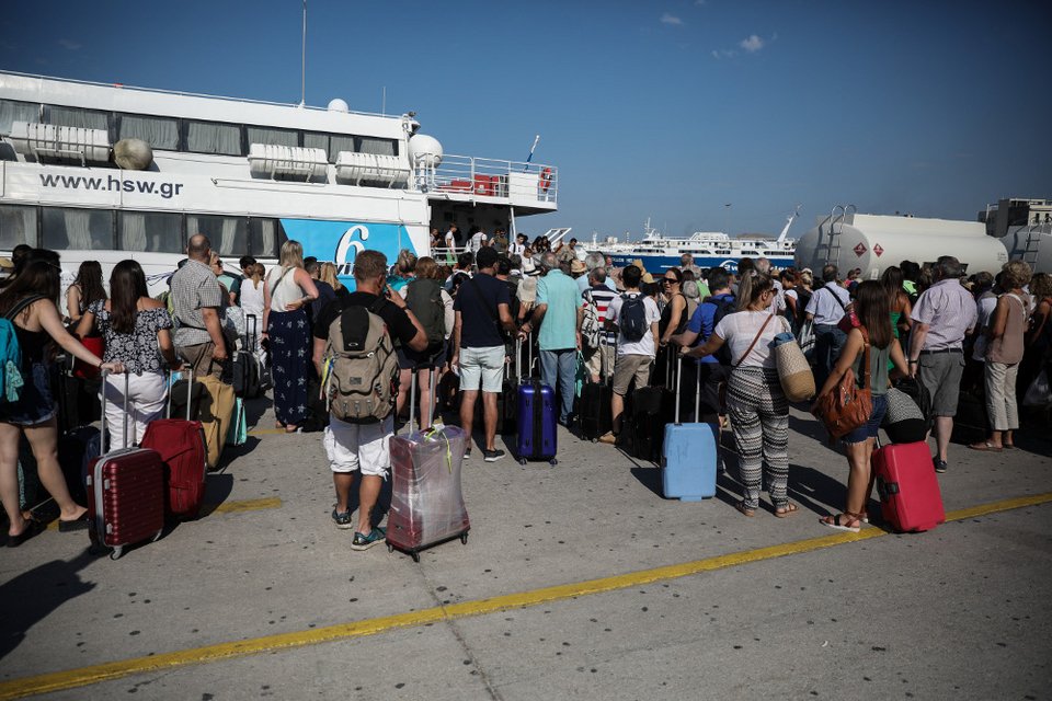 Κατά χιλιάδες εγκαταλείπουν οι Αθηναίοι την πρωτεύουσα για τις καλοκαιρινές τους διακοπές